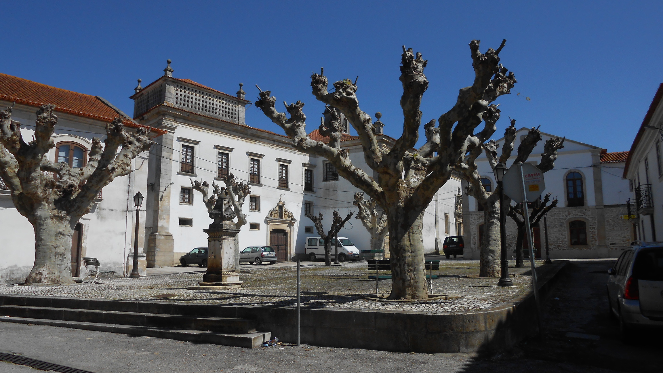 Praça do Rossio de Tentúgal. Al fondo la fachada de la iglesia del convento Nossa Senhora da Natividade. Foto: Wikimedia commons, usuario 69joehawkins